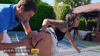 Gina Valentina popóját a tenisz edző kufircolja meg